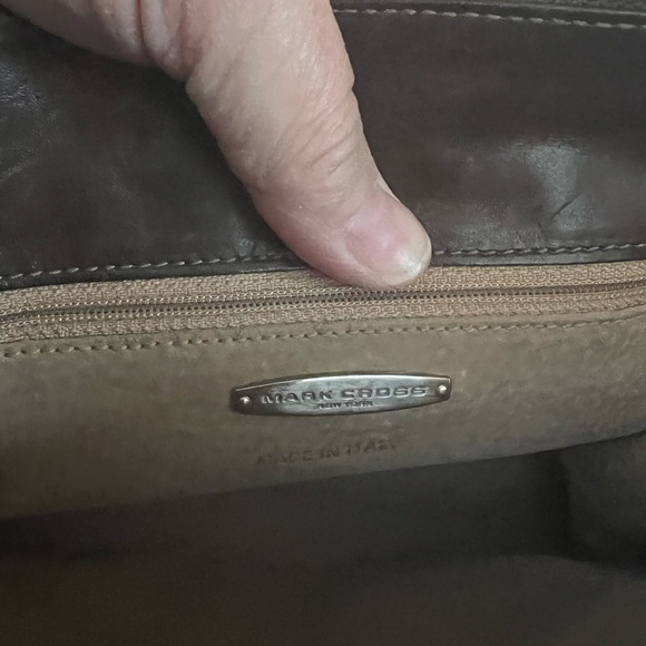 Mark Cross vintage leather cross body bag in chocolate brown. Zip top. - Picture 11 of 16